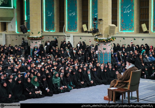 زن در خانه گل است کارگزارِ خانه نیست