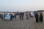 موج پیادهروی خانوادگی در ساحل کنارک